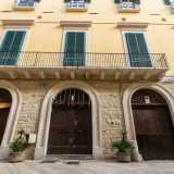 Al primo piano vi � un ampio balcone centrale con ringhiera in ferro (affiancato da due laterali pi� piccoli)...